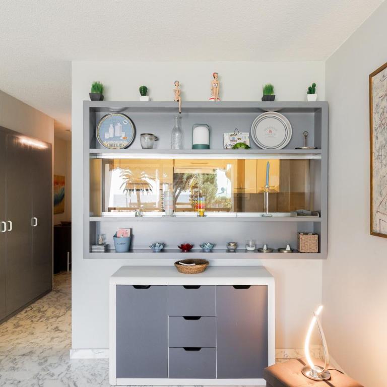 BELLE VUE Centre Juan les Pins, résidence avec gardien ,parking prive, 4 pers, front de mer - One-Bedroom Apartment - 13