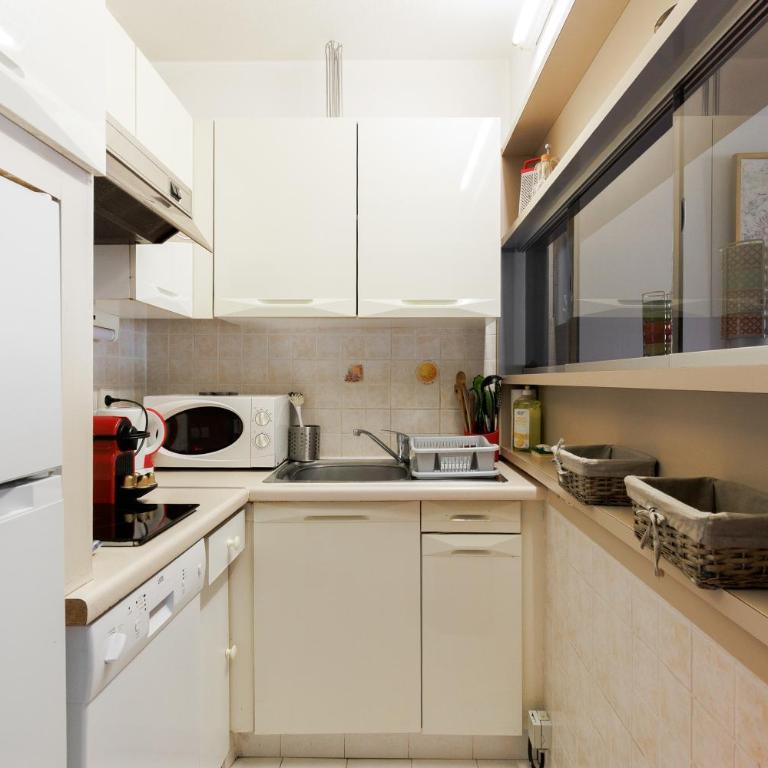 BELLE VUE Centre Juan les Pins, résidence avec gardien ,parking prive, 4 pers, front de mer - One-Bedroom Apartment - 20
