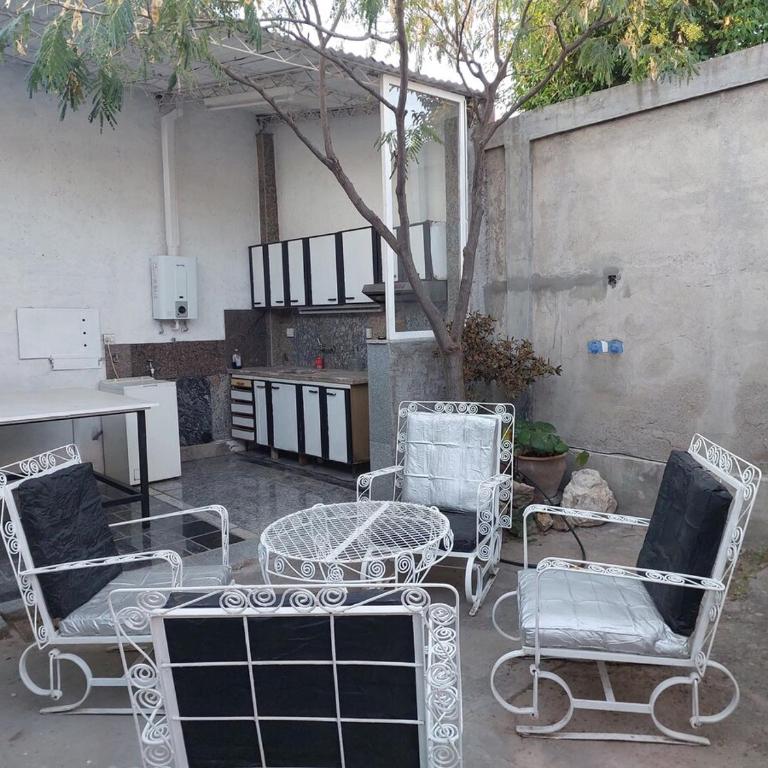 Amplia y tranquila Casa en Barrio Jardin - Three-Bedroom House - 3