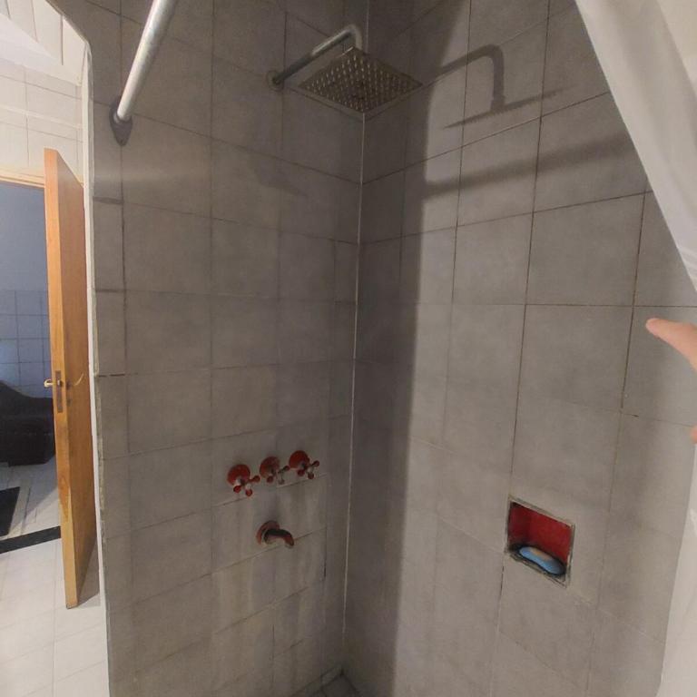Amplia y tranquila Casa en Barrio Jardin - Three-Bedroom House - 4