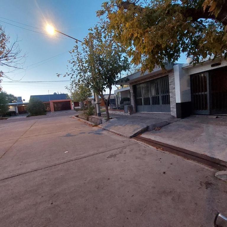 Amplia y tranquila Casa en Barrio Jardin - Three-Bedroom House - 14
