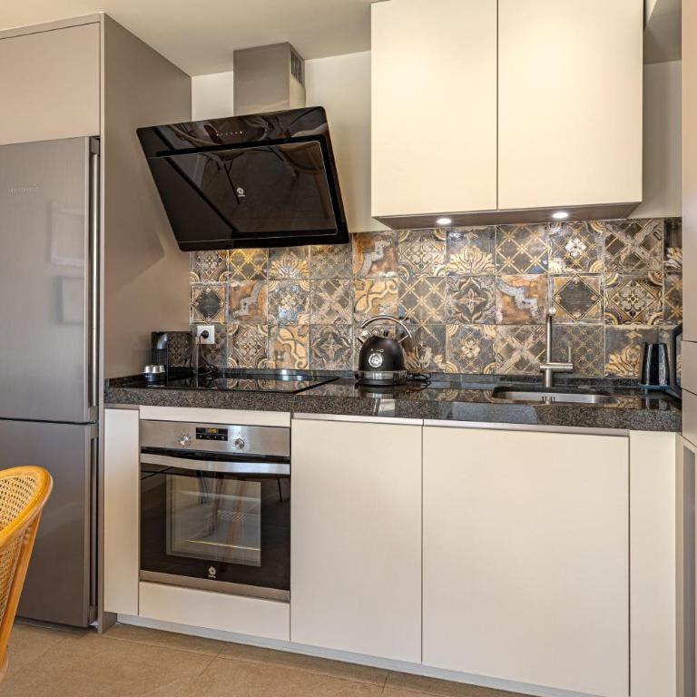 Boho Chic Apt, Frontline Sea & Paseo Views - One-Bedroom Apartment - 16