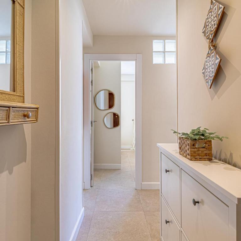Boho Chic Apt, Frontline Sea & Paseo Views - One-Bedroom Apartment - 21
