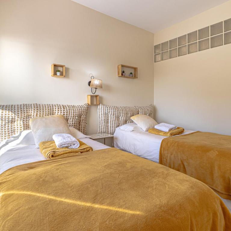 Boho Chic Apt, Frontline Sea & Paseo Views - One-Bedroom Apartment - 10