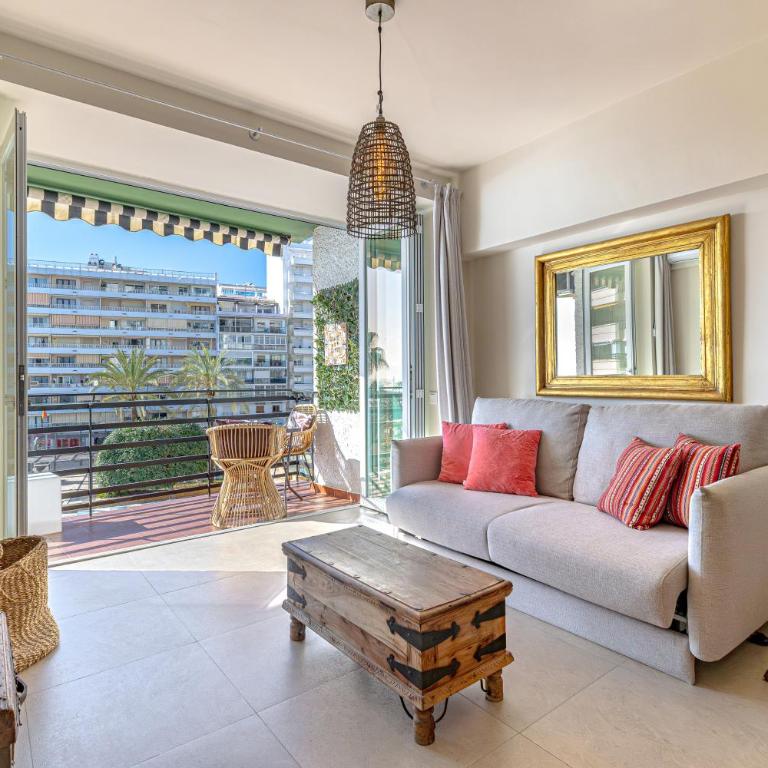 Boho Chic Apt, Frontline Sea & Paseo Views - One-Bedroom Apartment - 12