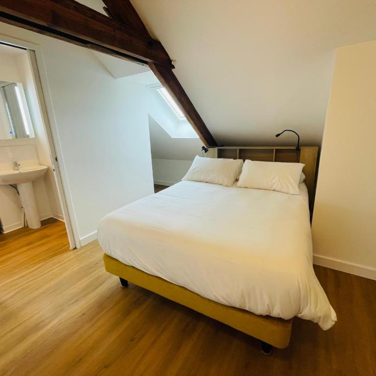 Villa Vermillon Boutique Apartments, Refined 1- & 2-Bedroom Apartments & Studio, Newly Renovated, Fully Equipped, Premium Bedding, City Centre, Train Station, Private Parking, Set in a Historic Hôtel Particulier - Appartement 3 Chambres Deluxe - 20