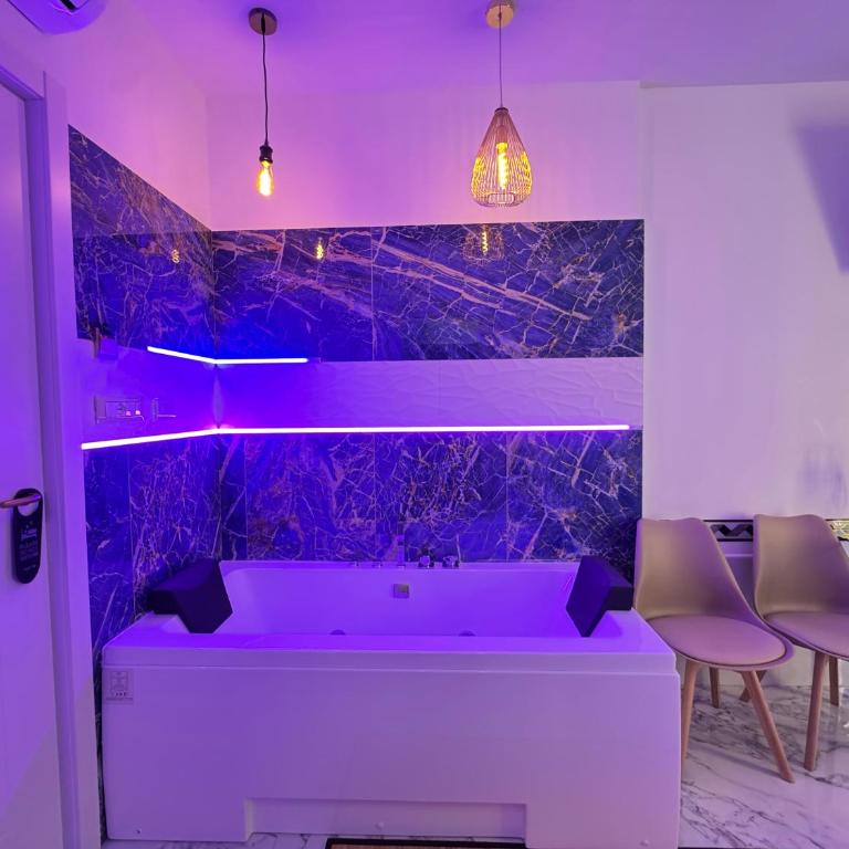 Luxor 2 Jacuzzi Suites and Deluxe Rooms, Piazza Bologna Metro Direct Colosseo, Roma - Camera Queen con Vasca Idromassaggio - 6