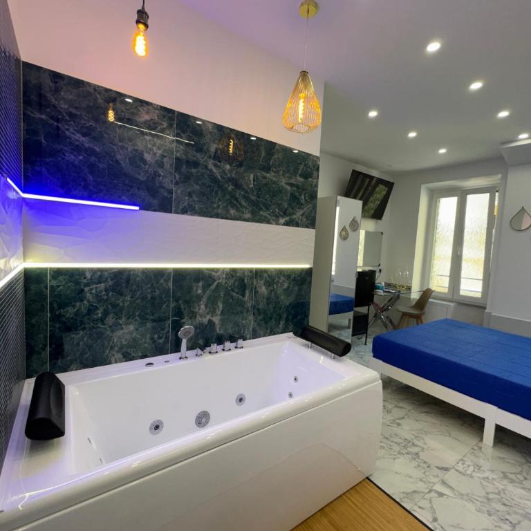Luxor 2 Jacuzzi Suites and Deluxe Rooms, Piazza Bologna Metro Direct Colosseo, Roma - Camera Tripla Luxury - 1