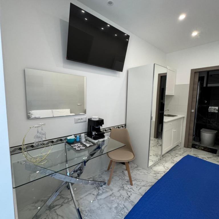 Luxor 2 Jacuzzi Suites and Deluxe Rooms, Piazza Bologna Metro Direct Colosseo, Roma - Monolocale Familiare - 3