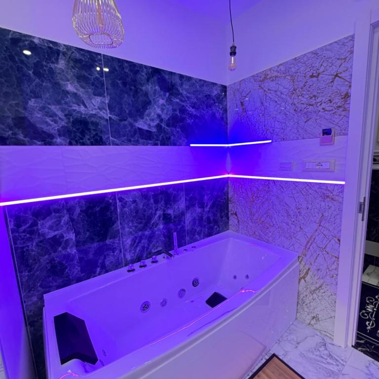 Luxor 2 Jacuzzi Suites and Deluxe Rooms, Piazza Bologna Metro Direct Colosseo, Roma - Camera Matrimoniale con Vasca Idromassaggio - 4