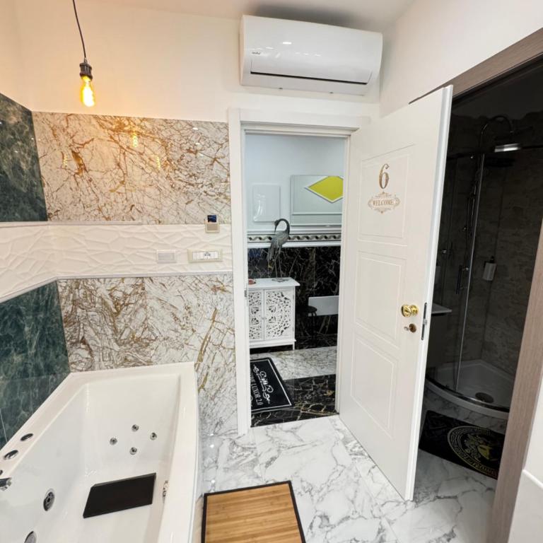 Luxor 2 Jacuzzi Suites and Deluxe Rooms, Piazza Bologna Metro Direct Colosseo, Roma - Camera Matrimoniale con Vasca Idromassaggio - 6