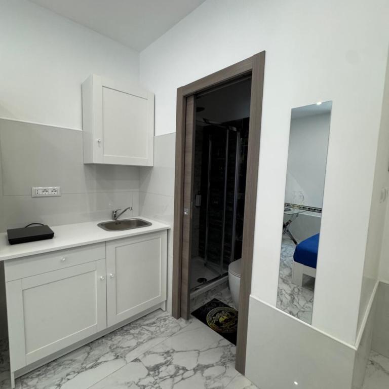 Luxor 2 Jacuzzi Suites and Deluxe Rooms, Piazza Bologna Metro Direct Colosseo, Roma - Monolocale Familiare - 6