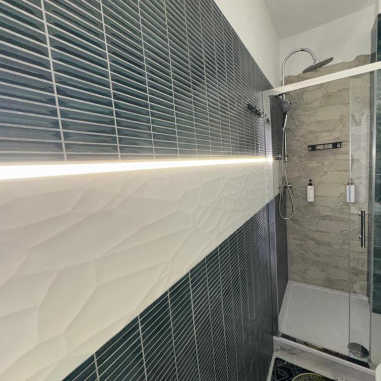 Luxor 2 Jacuzzi Suites and Deluxe Rooms, Piazza Bologna Metro Direct Colosseo, Roma - Camera King con Vasca Idromassaggio - 6