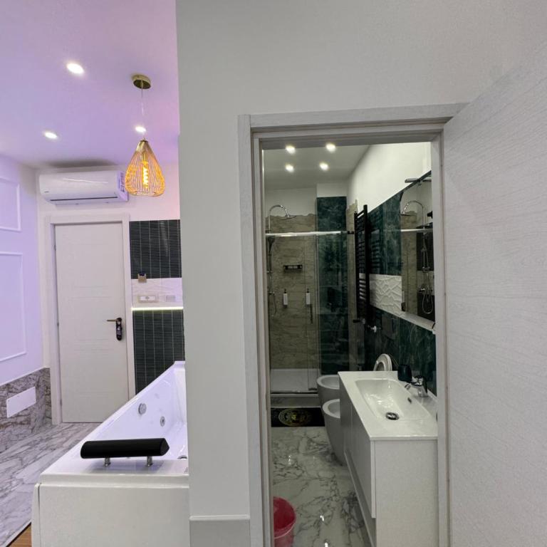 Luxor 2 Jacuzzi Suites and Deluxe Rooms, Piazza Bologna Metro Direct Colosseo, Roma - Camera King con Vasca Idromassaggio - 7