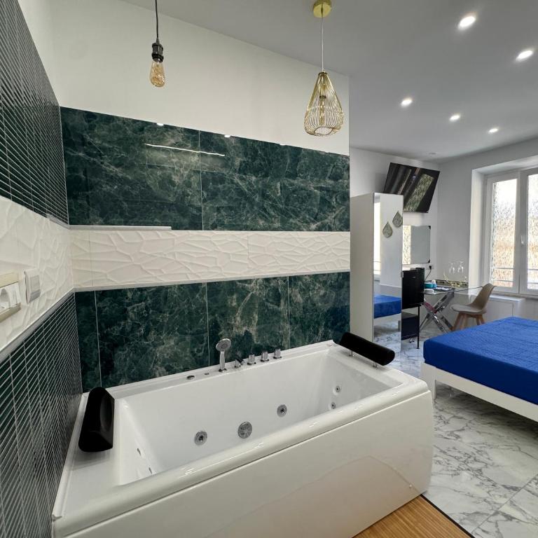 Luxor 2 Jacuzzi Suites and Deluxe Rooms, Piazza Bologna Metro Direct Colosseo, Roma - Camera Tripla Luxury - 2