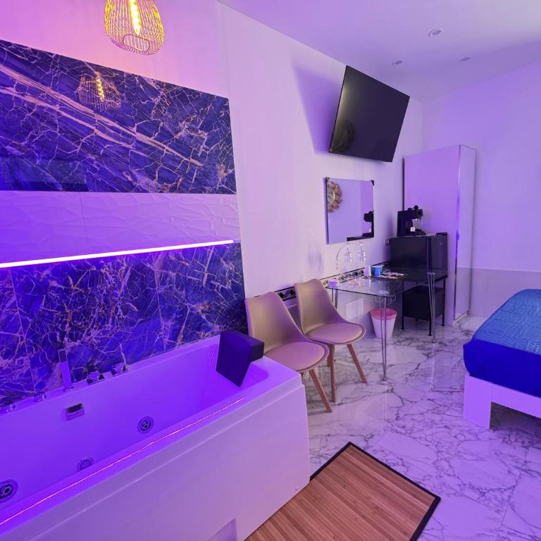 Luxor 2 Jacuzzi Suites and Deluxe Rooms, Piazza Bologna Metro Direct Colosseo, Roma - Camera Queen con Vasca Idromassaggio - 5