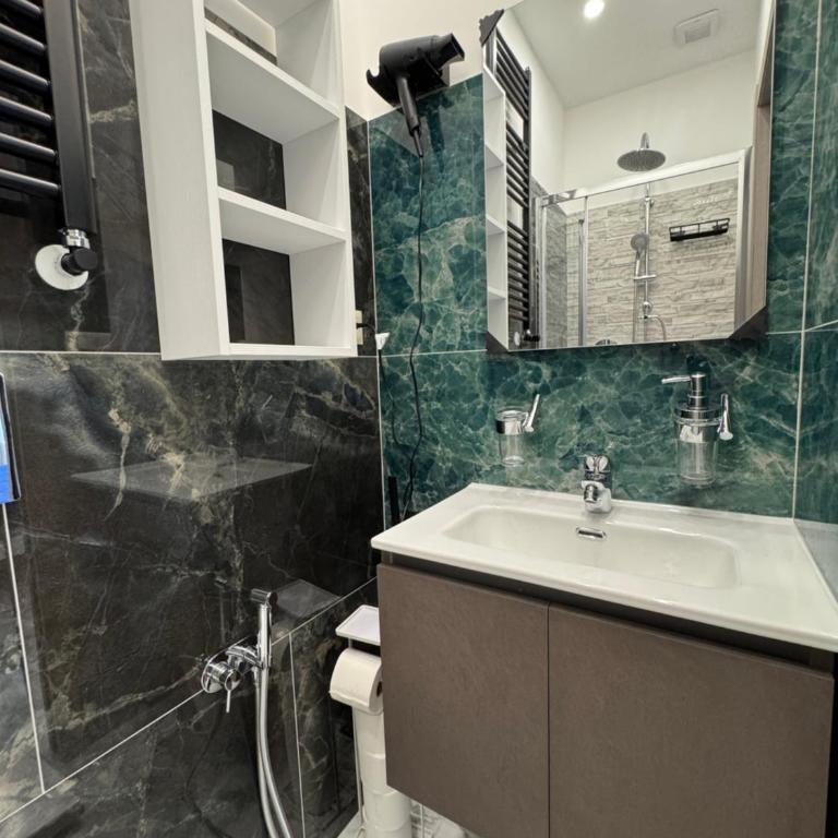 Luxor 2 Jacuzzi Suites and Deluxe Rooms, Piazza Bologna Metro Direct Colosseo, Roma - Monolocale Familiare - 11