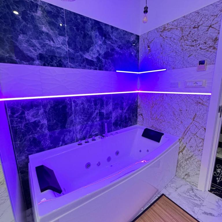 Luxor 2 Jacuzzi Suites and Deluxe Rooms, Piazza Bologna Metro Direct Colosseo, Roma - Camera Matrimoniale con Vasca Idromassaggio - 3