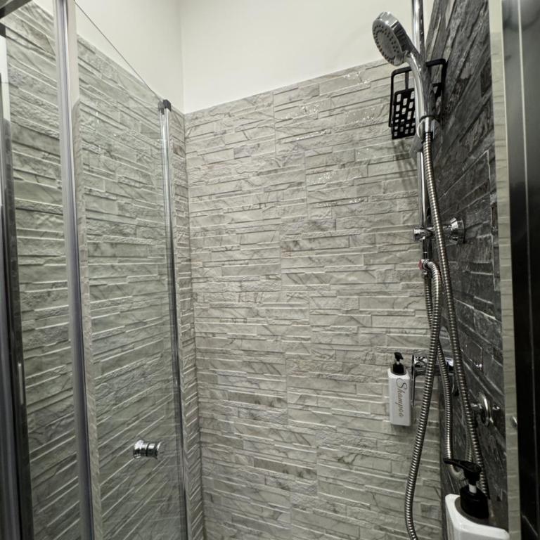 Luxor 2 Jacuzzi Suites and Deluxe Rooms, Piazza Bologna Metro Direct Colosseo, Roma - Monolocale Familiare - 12