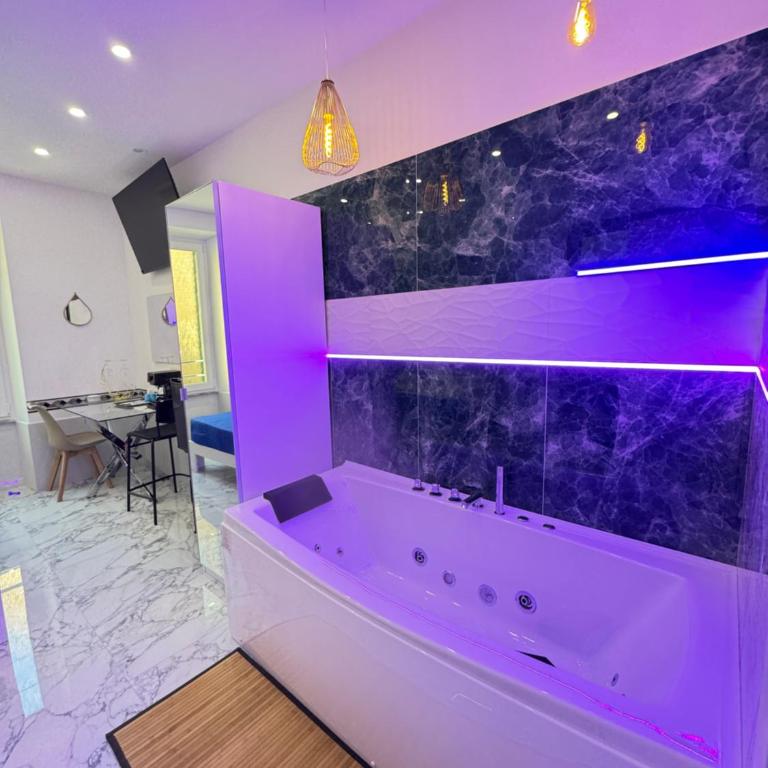 Luxor 2 Jacuzzi Suites and Deluxe Rooms, Piazza Bologna Metro Direct Colosseo, Roma - Camera Matrimoniale con Vasca Idromassaggio - 19
