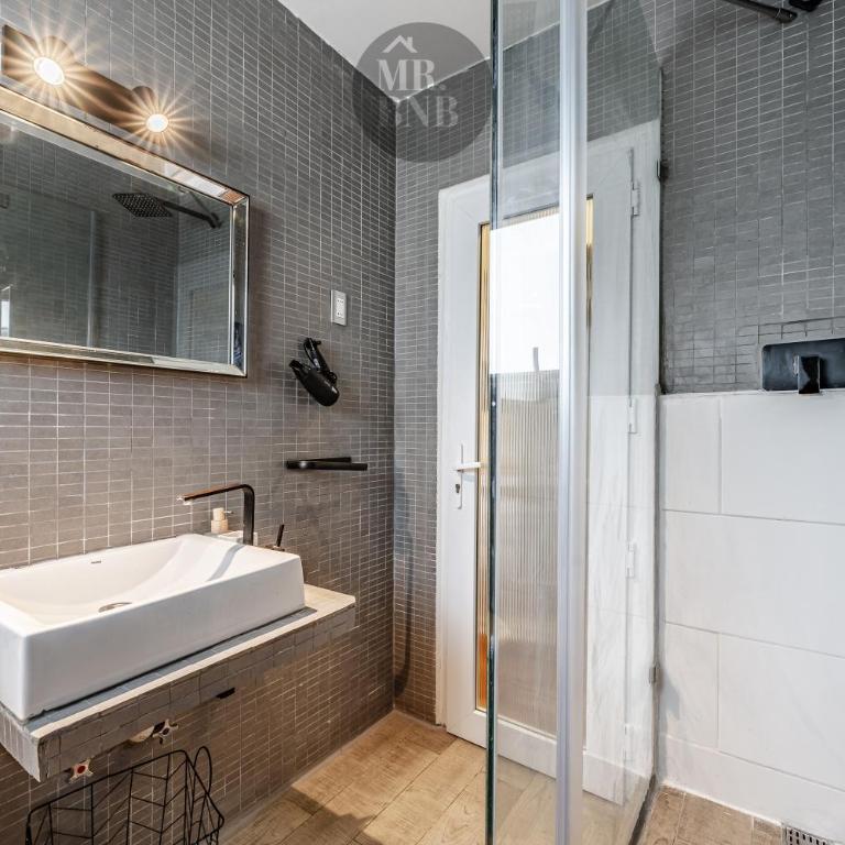 Padre Mariano Suites by Mr BnB - Studio Apartment with Balcony - 4