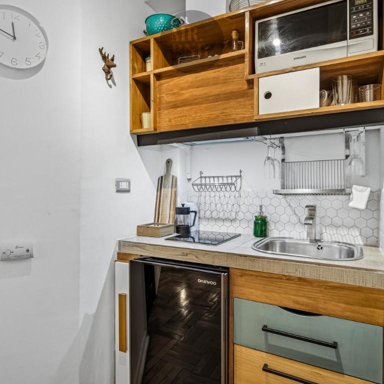 Padre Mariano Suites by Mr BnB - Studio Apartment with Balcony - 6