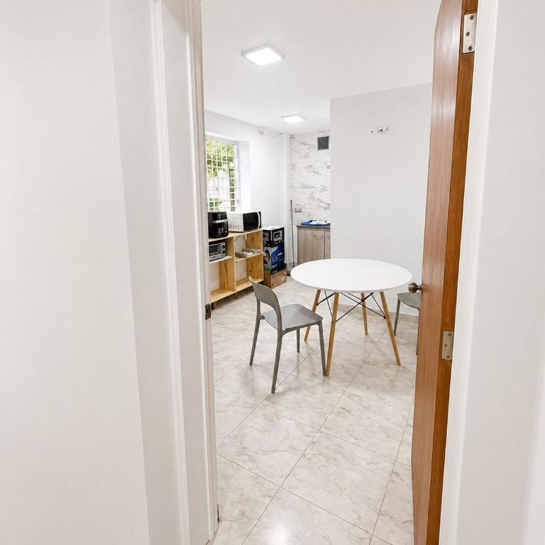 Hermoso y Céntrico Apto en Los Palos Grandes - One-Bedroom Apartment - 14