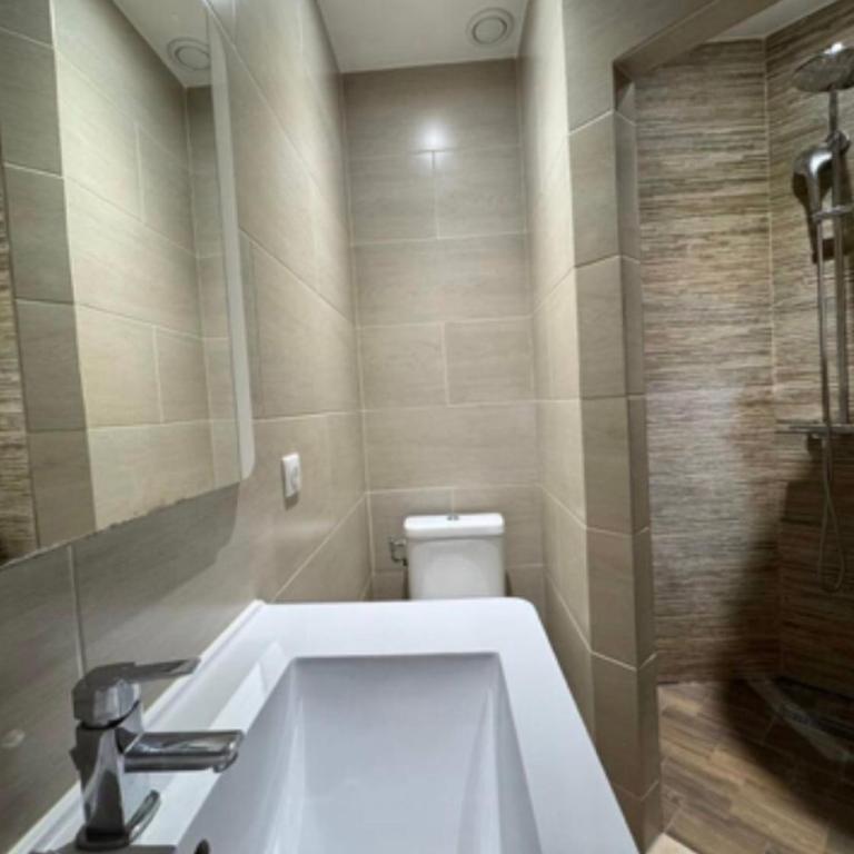 Maison spacieuse avec cour privée a 10 min Disney - Villa 3 Chambres - 8