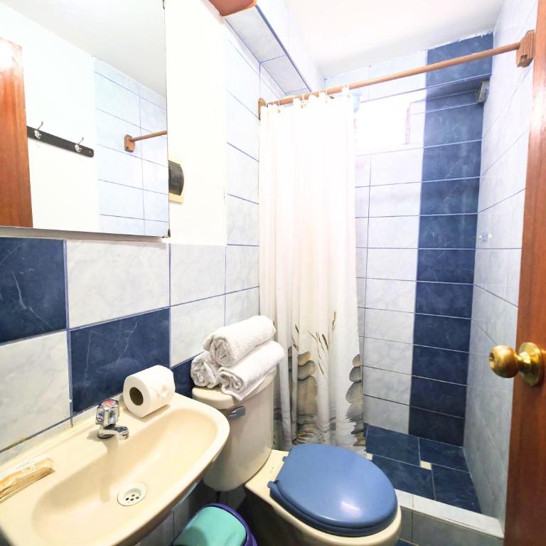 Mirador Inn Santa Ana - Habitación Familiar con baño privado - 6