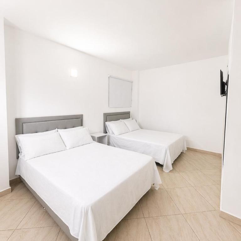 Hotel La Martina - Apartadó Antioquia - Habitación Cuádruple Estándar - 1