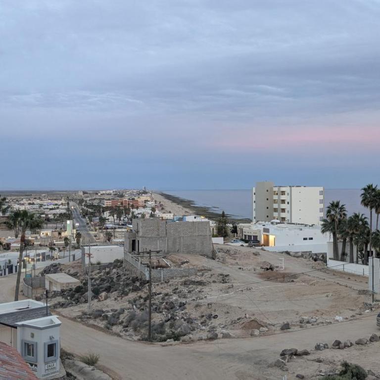 Whale Hill Escape - Beach Views and Walk to Mannys - Three-Bedroom House - 4