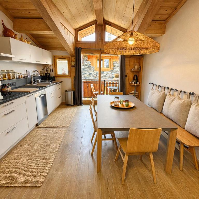 Charmante maison de village rénovée 4 pièces, 3 niveaux, 80m², 6 pers, à St Marcel, proche pistes ski. - FR-1-452-381 - Three-Bedroom Chalet - 1