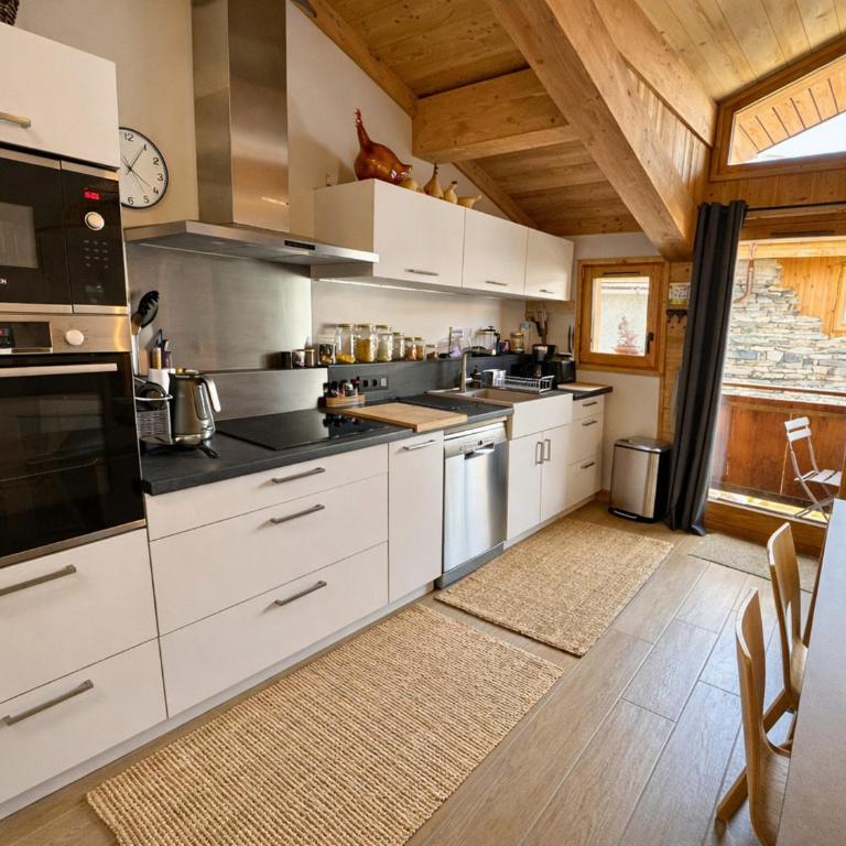 Charmante maison de village rénovée 4 pièces, 3 niveaux, 80m², 6 pers, à St Marcel, proche pistes ski. - FR-1-452-381 - Three-Bedroom Chalet - 6
