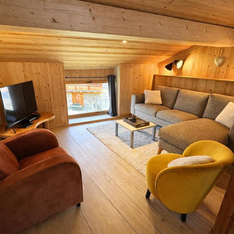 Charmante maison de village rénovée 4 pièces, 3 niveaux, 80m², 6 pers, à St Marcel, proche pistes ski. - FR-1-452-381 - Three-Bedroom Chalet - 7