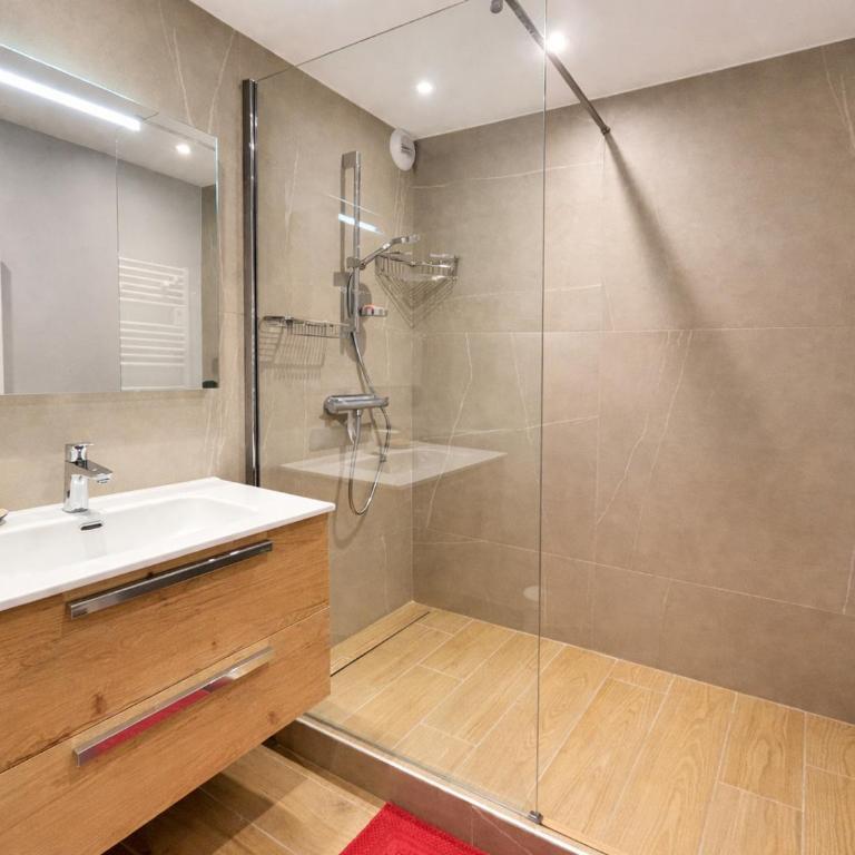 Charmante maison de village rénovée 4 pièces, 3 niveaux, 80m², 6 pers, à St Marcel, proche pistes ski. - FR-1-452-381 - Three-Bedroom Chalet - 11