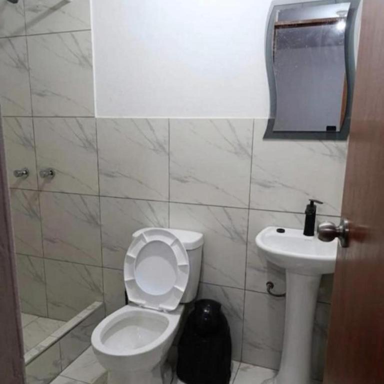Hospedaje con Wifi y Cochera - Habitación Doble con baño privado - 4