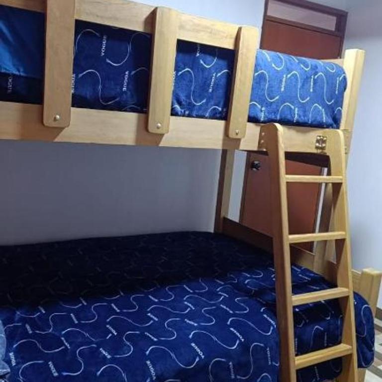 Hospedaje con Wifi y Cochera - Habitación Doble con baño privado - 2 camas - 4
