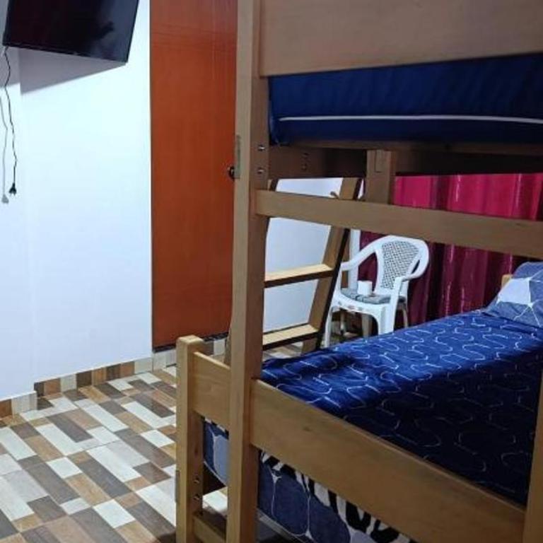 Hospedaje con Wifi y Cochera - Habitación Doble con baño privado - 2 camas - 5