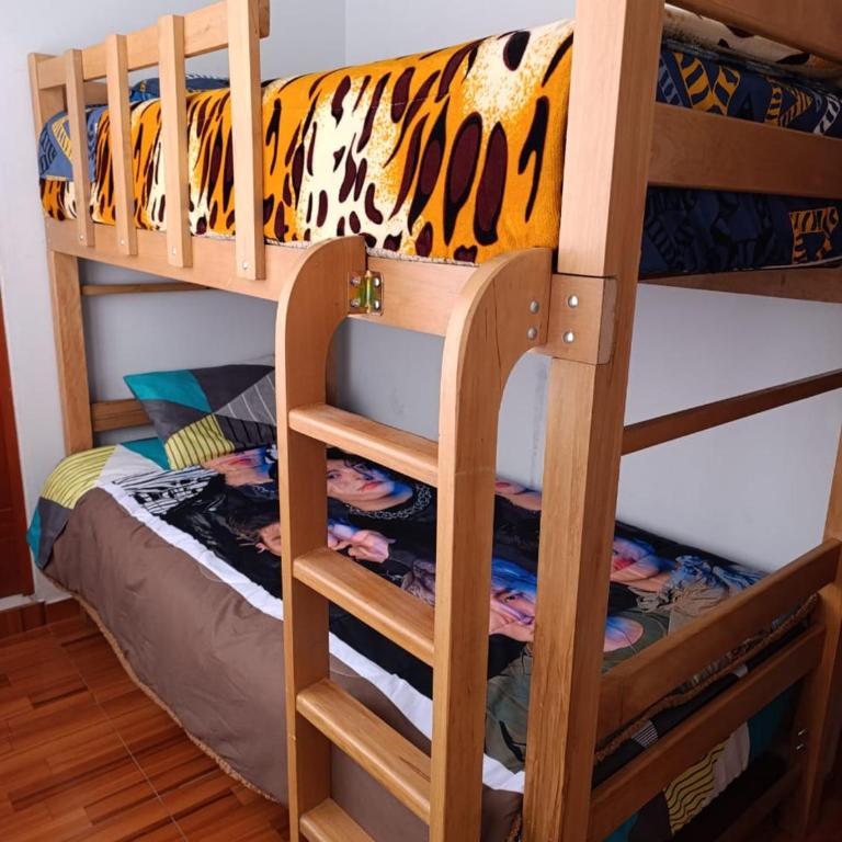 Hospedaje con Wifi y Cochera - Habitación Doble con baño privado - 2 camas - 4