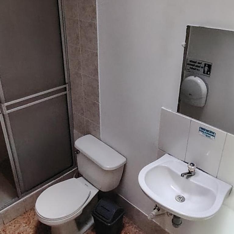 Hostal LA MIA - Habitación Doble con baño privado - 2 camas - 2