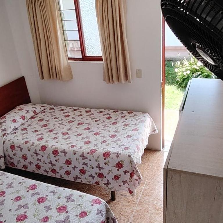 Hostal LA MIA - Habitación Doble con baño privado - 2 camas - 6