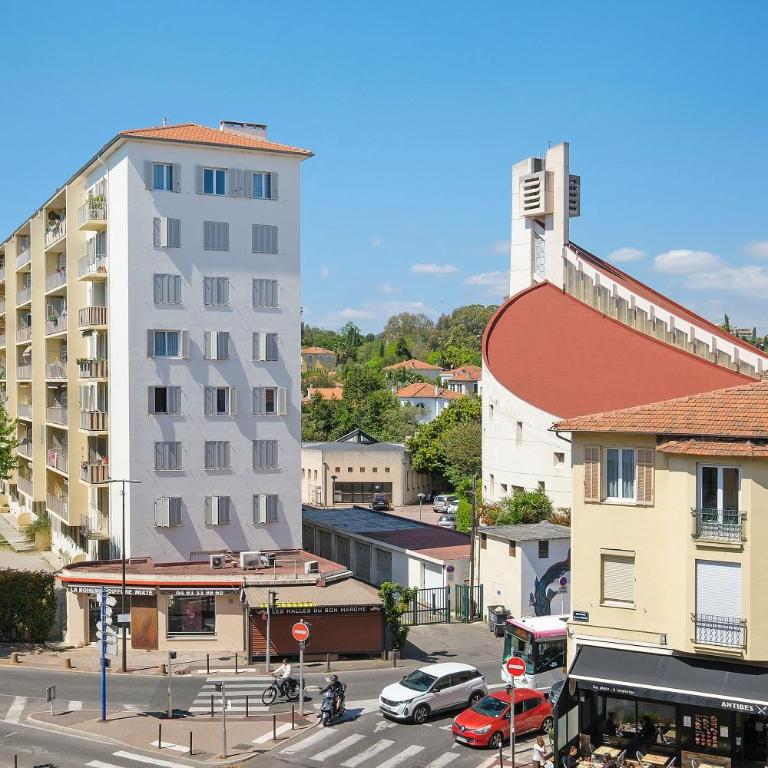 Antibes centre 3 pièces Bonaparte - Two-Bedroom Deluxe Apartment with Balcony - 21