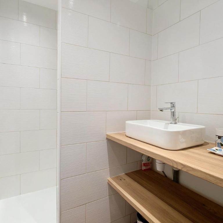 Antibes centre 3 pièces Bonaparte - Two-Bedroom Deluxe Apartment with Balcony - 11