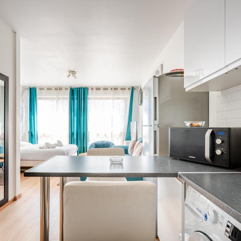 Chic Parisian Studio steps from Champs Elysees - Studio - 2