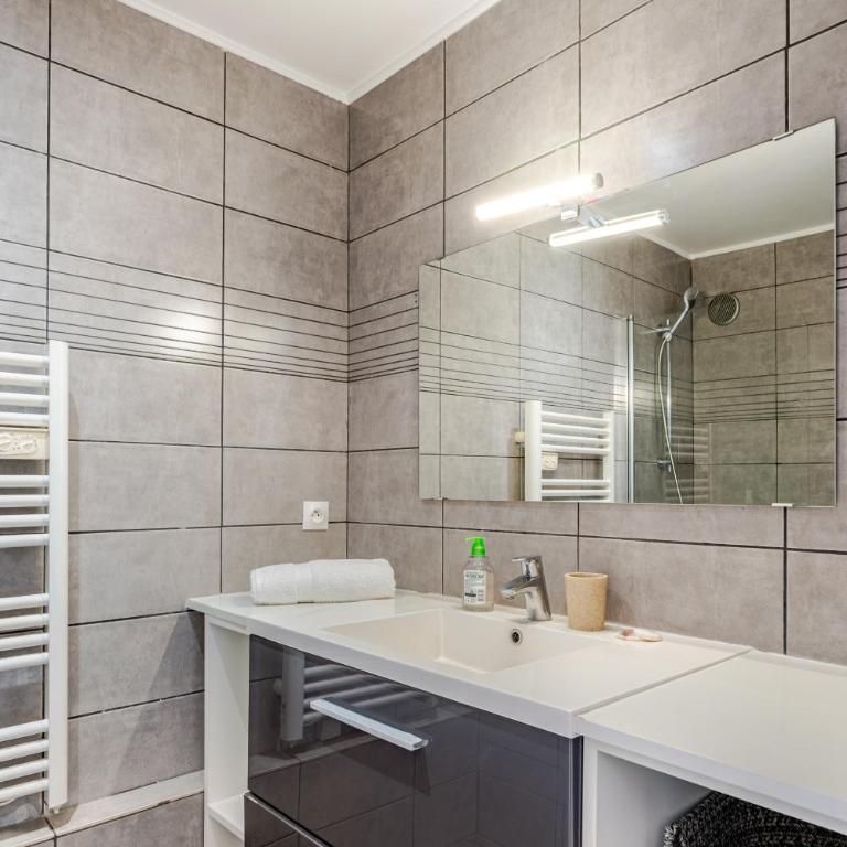 Chic Parisian Studio steps from Champs Elysees - Studio - 10