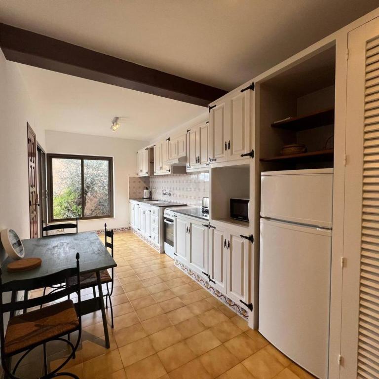 CS 124 Villa with private pool - Four-Bedroom House - 12
