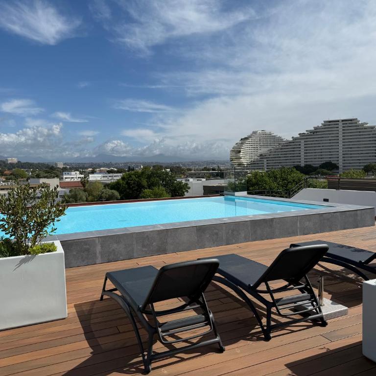 charmant 3 pièces neuf SUR JARDIN piscine débordement en Rooftop VUE MER ET MONTAGNES parking gratuit climatisation 2 CHAMBRES - Appartement 2 Chambres - 42