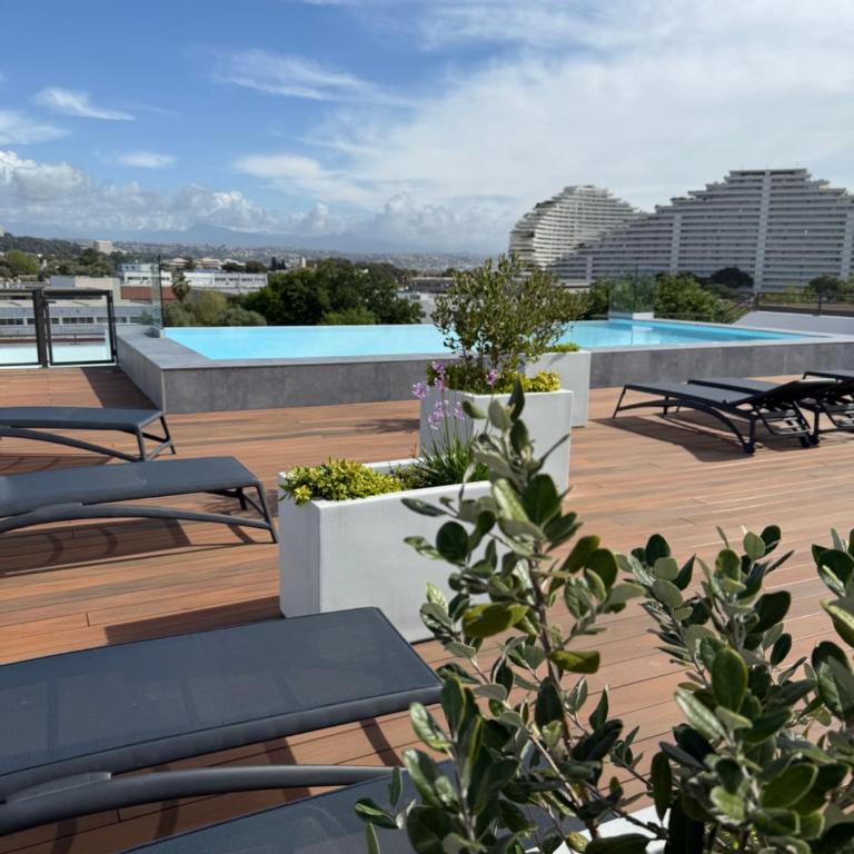 charmant 3 pièces neuf SUR JARDIN piscine débordement en Rooftop VUE MER ET MONTAGNES parking gratuit climatisation 2 CHAMBRES - Appartement 2 Chambres - 43