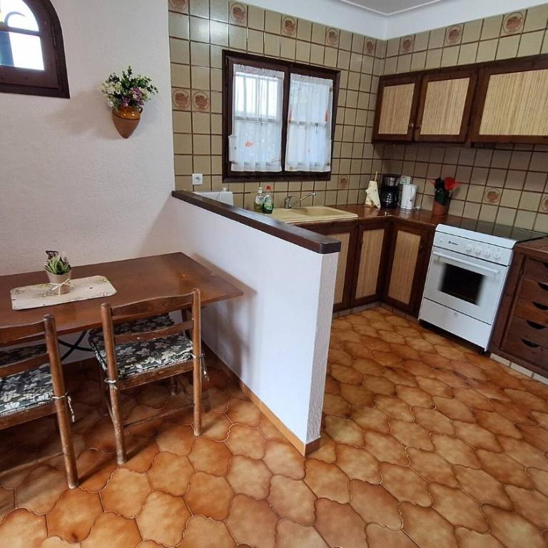 LEstartit Les Acasies 3 - Three-Bedroom House - 12