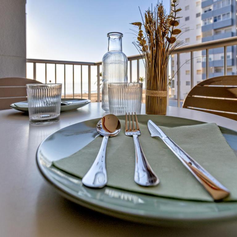 Desayuna frente al mar, Terraza y Vistas Únicas - Two-Bedroom Apartment - 25